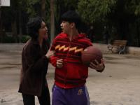 精彩一瞬间！球员投篮绝杀引发观众欢呼的简单介绍