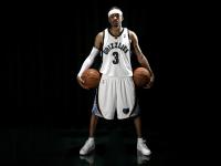 夺冠引发热议！，詹姆斯在热火比赛中领先优势明显引发球迷热议