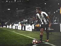 大比分获胜首场状态出色，公牛观众沸腾！，Faker重返赛场再创辉煌时刻